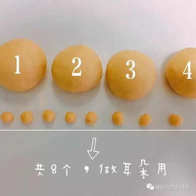比卡丘汉堡,我们把分好的面团放在垫有油纸的烤箱托盘上,再进行塑形,把小的圆球按压成三角形做比卡丘的耳朵(我做了一个 ,剩下的用的薯片替代,更为简易)
然后进行第二次的发酵 依旧是40度 20分钟 此时预热好烤箱180度。