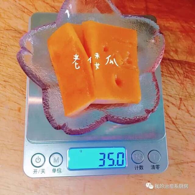 比卡丘汉堡,我用筷子扎的洞 一定要蒸烂!不然揉出的面团就好像长了痘痘!!!!