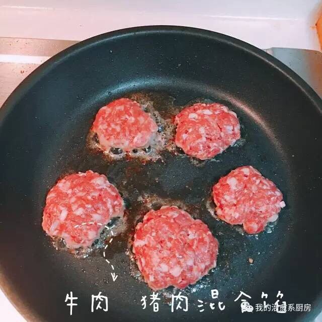 比卡丘汉堡,Step 4 辅料+拼汉堡
牛油果 西红柿 切成片 生菜撕成小片 酸黄瓜切片
酱料的话 我用的是蛋黄酱和番茄酱 ,如果家中没有蛋黄酱也可以用沙拉酱替代。