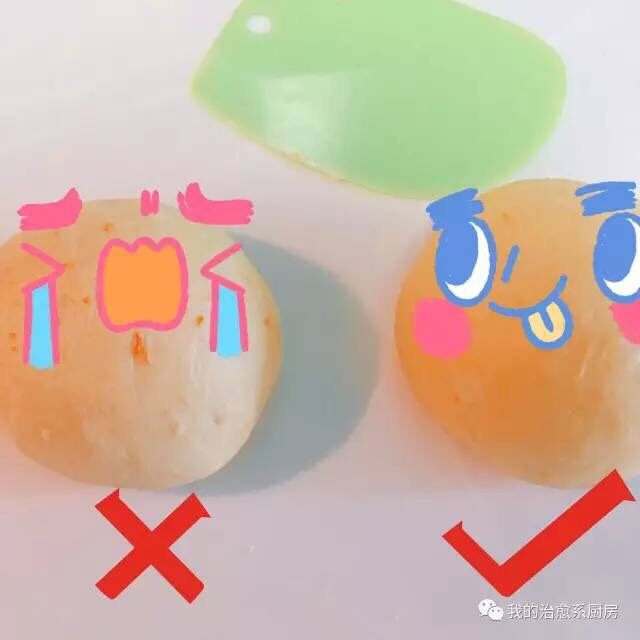 比卡丘汉堡,面团揉好就是打钩这边的这样啦~
接下来我们来进行第一次发酵 40度 发酵时间为20分钟 发好后面团分成4个60g左右的小团 和8个更小的面团