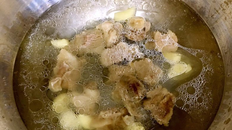 咖喱土豆牛腩,倒入两大碗水,中小火煮30分钟左右(时间来不及的可以用高压锅压10分钟左右)。