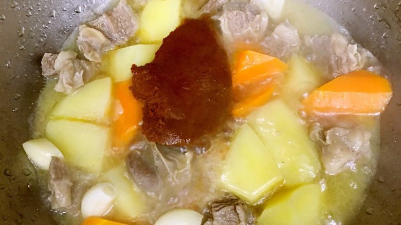 咖喱土豆牛腩,待土豆和胡萝卜酥软,再加入<a style='color:red;display:inline-block;' href='/shicai/ 693'>咖喱</a>,并翻炒均匀。