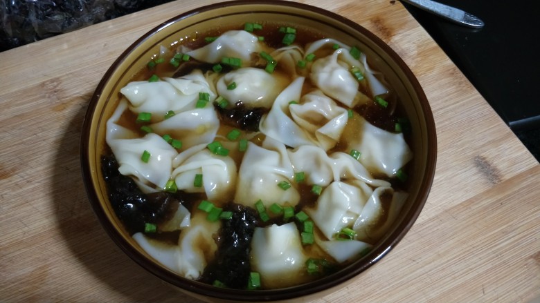 #地方特色小吃# 自制龙抄手,盛到配好调料碗里