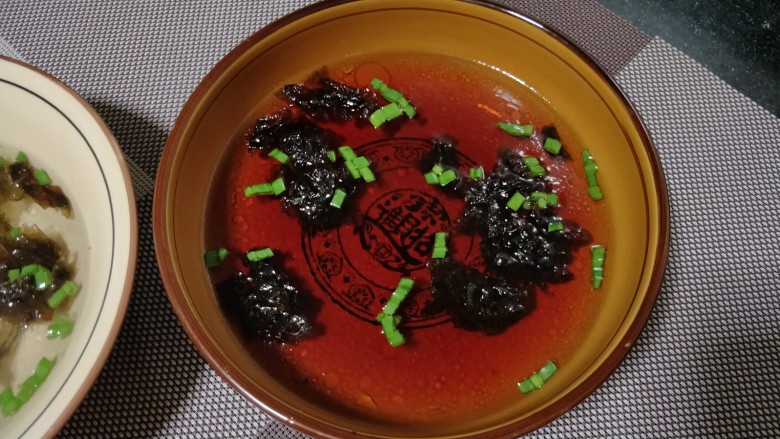 #地方特色小吃# 自制龙抄手,加入骨汤调匀。若没有熬骨头汤,放煮抄手的面汤也可以