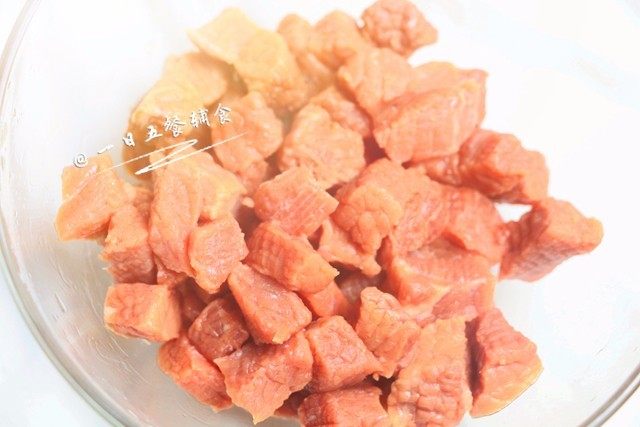 胡萝卜牛肉丸子 宝宝辅食,洋葱+ 鸡蛋,牛肉切小块。
