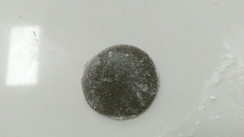 花样小乌龟馒头,在取一部分白面团加入,深黑可可粉,做龟壳用。