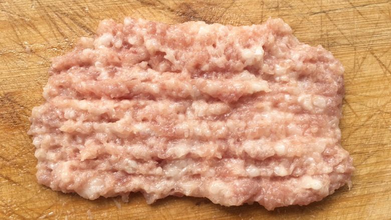 韭菜蒸饺子,用刀剁成肉糜。剁肉我一般都用最原始方法手工剁肉,虽然手工剁肉过程很痛苦,我还是愿意这么做,机器绞肉没有手工的有口感。