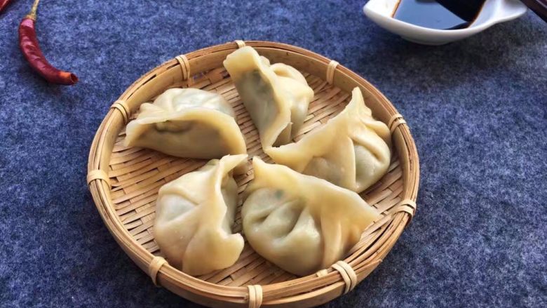 韭菜蒸饺子,根据自己喜好准备蘸水:加一点盐,味精,大蒜拍碎,葱,酱油,油辣椒,花椒油,重点还是要加点刚才介绍的醋,味道吃起来才棒哦!