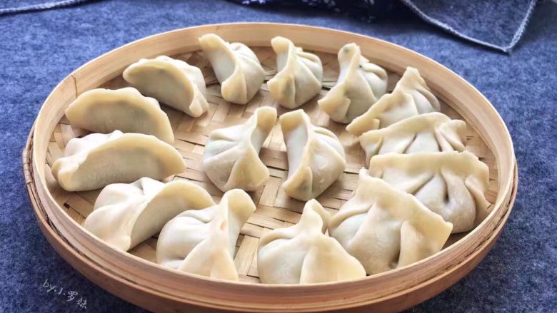 韭菜蒸饺子,韭菜饺子包好后,整齐地放蒸笼里。