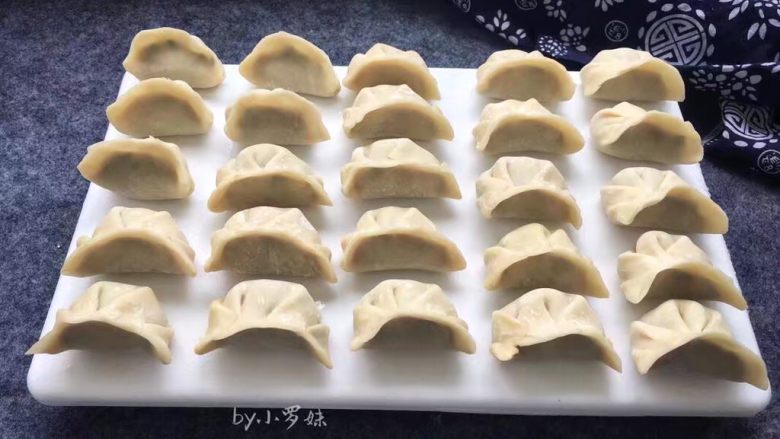 韭菜蒸饺子,包好的饺子