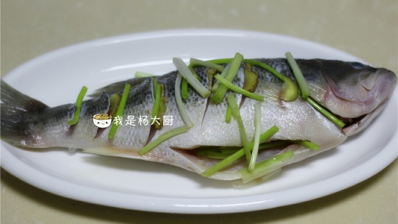清蒸鲈鱼,鱼放盘中,开水锅中大火蒸8分钟