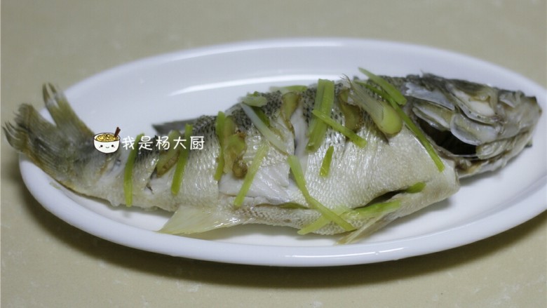 清蒸鲈鱼,蒸好后,将蒸熟的葱姜等拣出丢弃不用
