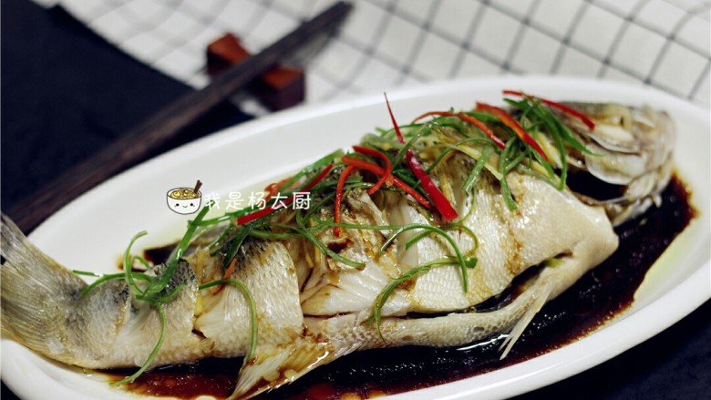 清蒸鲈鱼,肉质又鲜又嫩,鱼刺少,非常适合老人和小孩吃