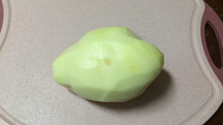 特色炒块垒,土豆洗干净后削皮