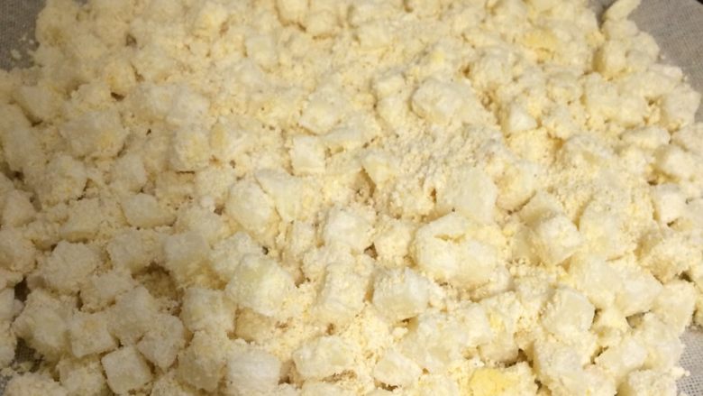 特色炒块垒,然后放入锅中大火隔水蒸8-10分钟,一定控制好时间,蒸到土豆刚刚熟就好