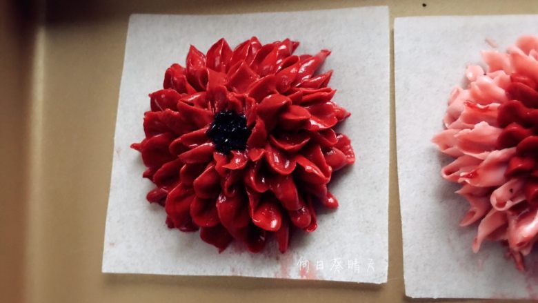 暗金色系裱花蛋糕,再用102号花嘴做两层花瓣,最后用2号花嘴裱花心。