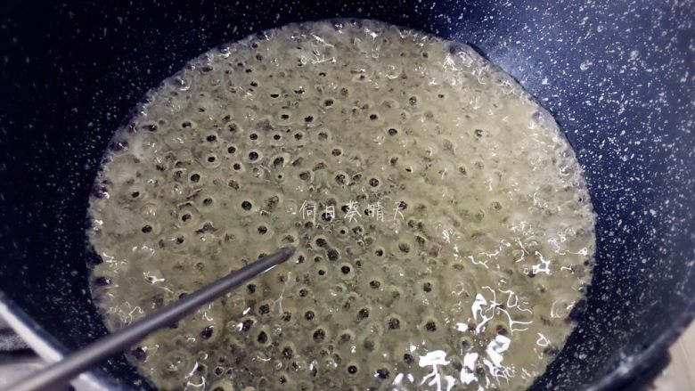 暗金色系裱花蛋糕,糖浆煮至100°C时开始打发蛋清,蛋清打至湿性发泡。糖浆煮到116°-118°C。