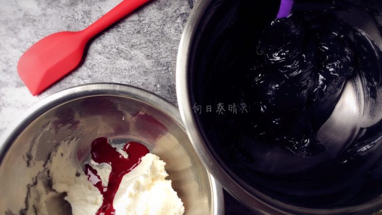 暗金色系裱花蛋糕,调色:奶油霜请用油性色素更易上色。纯黑色=奶油霜+黑色色素+竹炭粉;正红色=奶油霜+红色色素+少许黑色/竹炭粉。