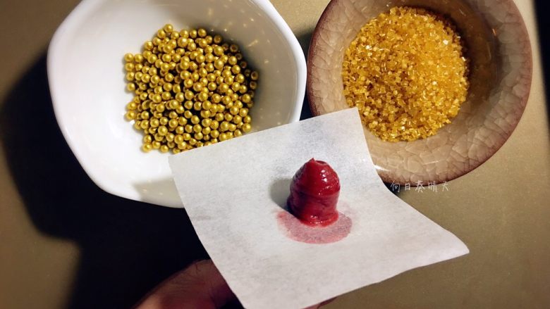 暗金色系裱花蛋糕,用12号花组挤球型,沾满金色砂糖或金色糖珠。