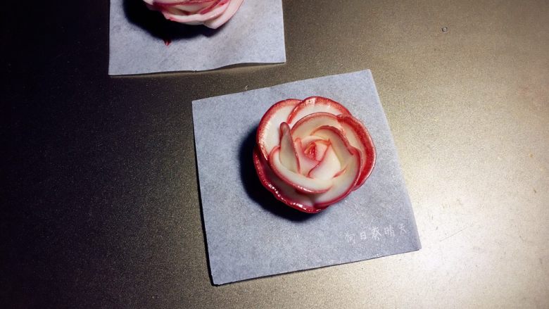 暗金色系裱花蛋糕,花瓣层数规律:1、3、5、7。