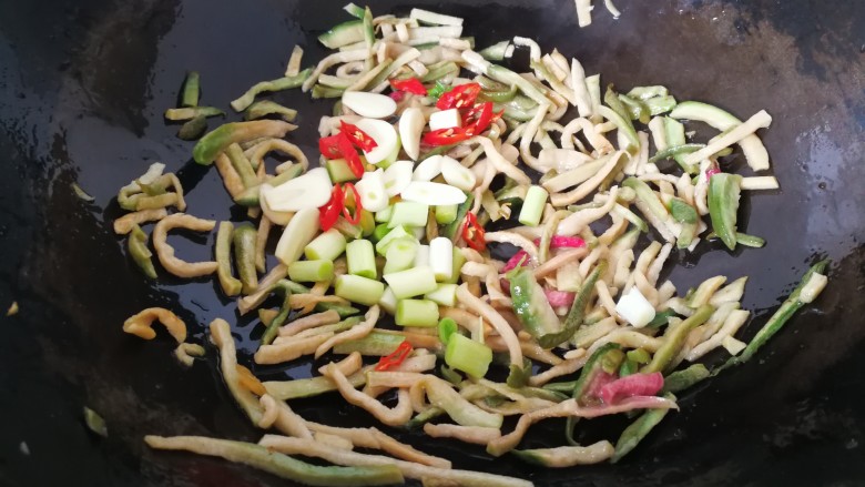 无肉不欢~特色萝卜干炒腊肉,将萝卜干的水分炒干后放入,蒜苗,辣椒,大蒜。