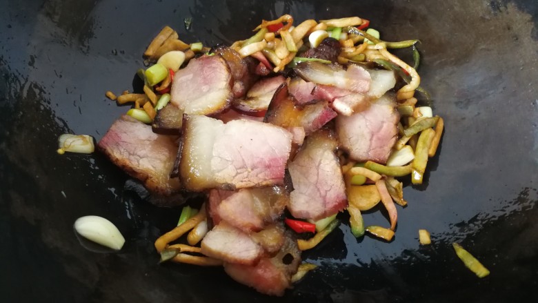 无肉不欢~特色萝卜干炒腊肉,将炒好的腊肉放入锅中,中火翻炒。添加少许清水,焖煮一两分钟。