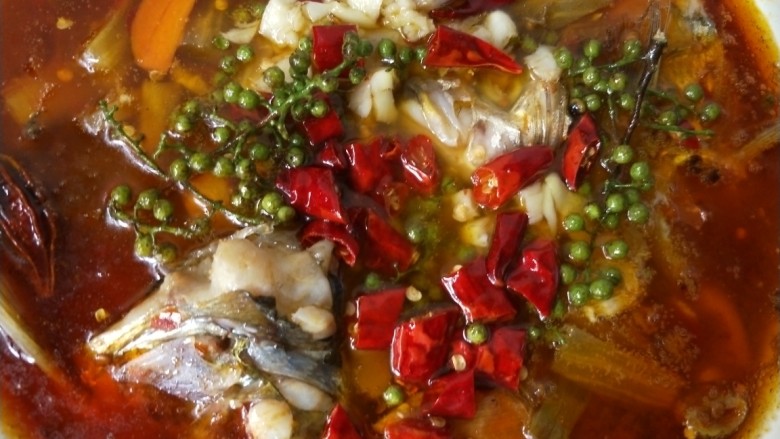 青花椒野生翘嘴鱼,把辣椒段和花椒大蒜放在表面,等油烧开倒上面就可以了