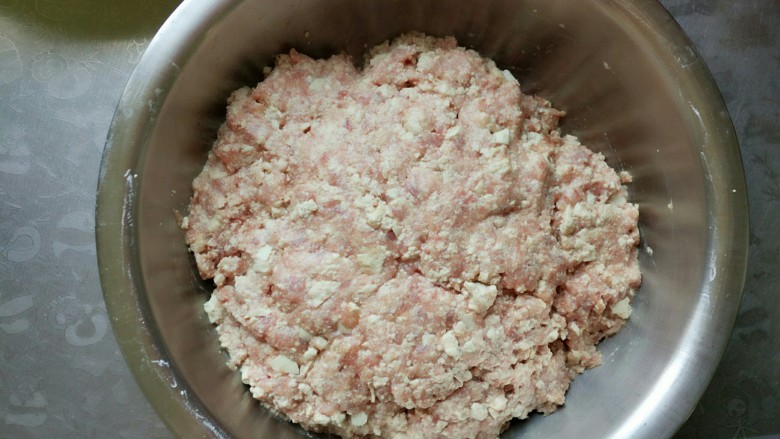 无肉不欢---牛肉丸子汤,用手将肉泥和豆腐一起和匀,注意豆腐一定要全部捏碎哈!
