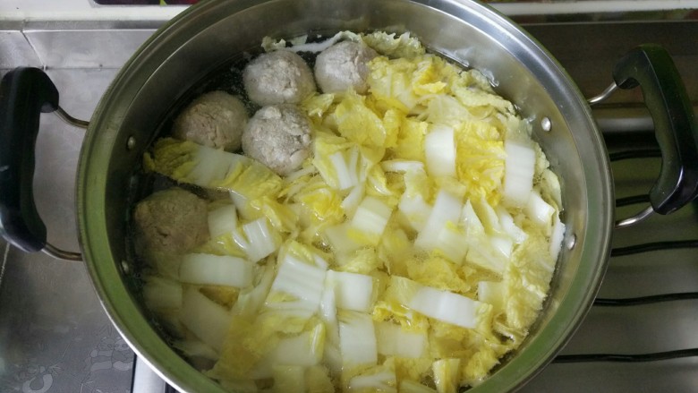无肉不欢---牛肉丸子汤,等牛肉丸全部做好后,正好烧开。放入娃娃菜,加入盐,猪油适量