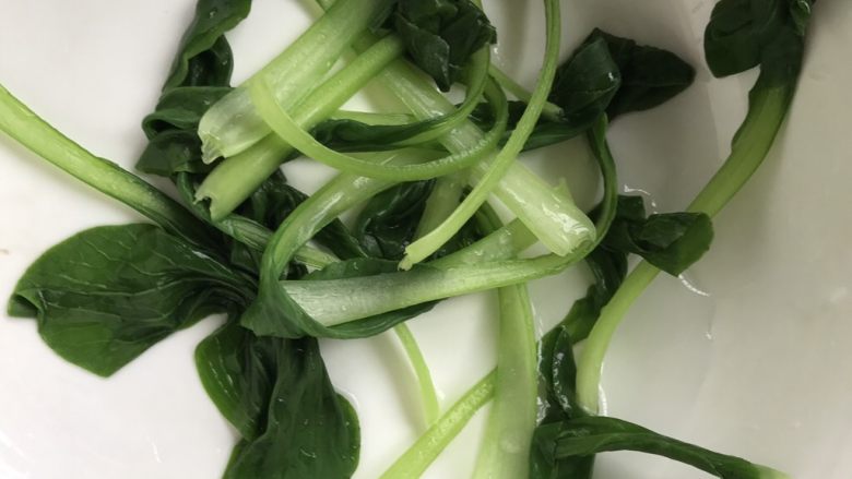 青菜溶豆,青菜洗干净,水煮开,放入猪25秒左右立即捞出冲凉(提前把裱花嘴装入裱花袋,我用的是三能中号八齿)