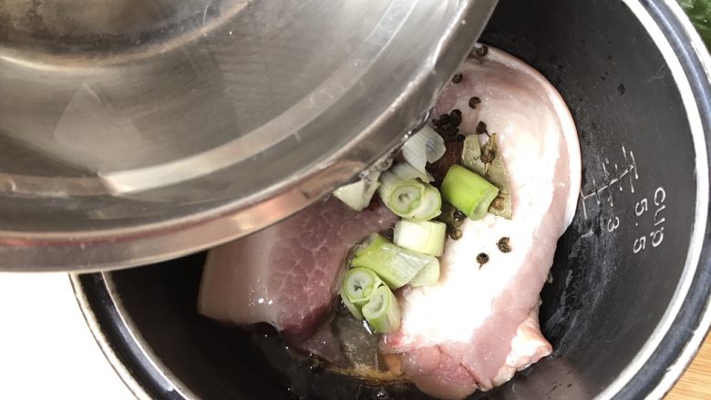 无肉不欢~蒜泥白肉,加入没过面的清水,煮开约15分钟
(香料方面可以视自己喜欢加减)我先生嘴比较刁,特怕肉骚味,所以香料要多些