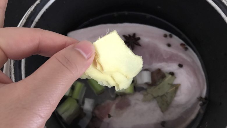 无肉不欢~蒜泥白肉,加入姜片