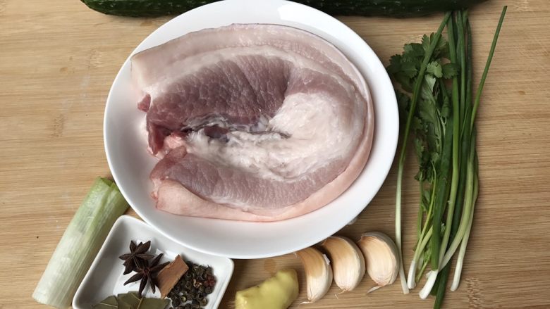 无肉不欢~蒜泥白肉,大概材料准备如图⬆️