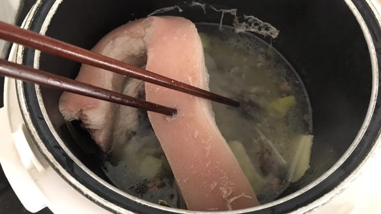 无肉不欢~蒜泥白肉,肉煮至,筷子轻松戳进皮里就可以