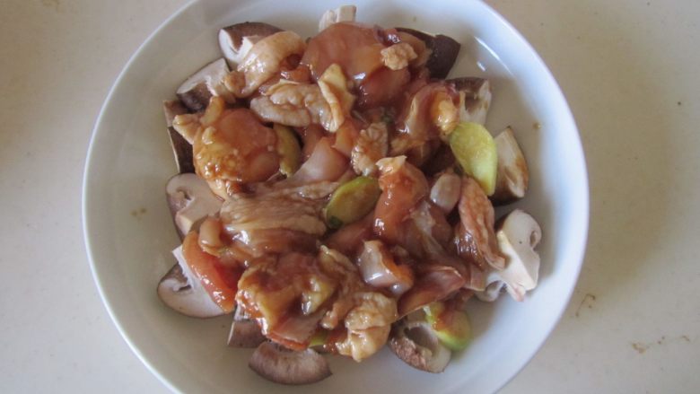 香菇蒸鸡,再将腌制好的鸡腿肉放在香菇上;