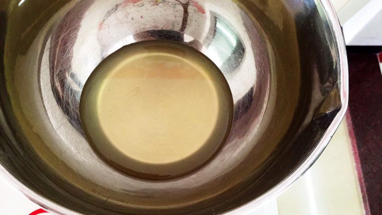 金华火腿伍仁月(木糖醇版),先制作饼皮
用一个盆,放入木糖醇糖浆