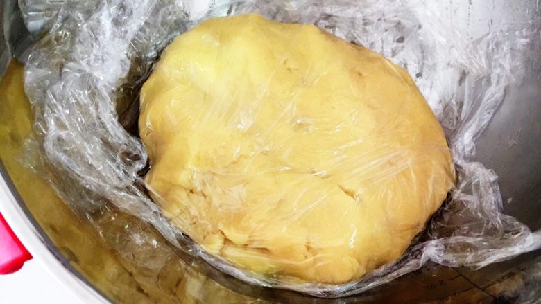 金华火腿伍仁月(木糖醇版),盖上保鲜膜醒发1.5小时