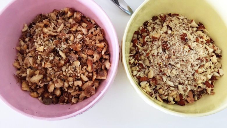 金华火腿伍仁月(木糖醇版),醒发饼皮时制作伍仁馅
核桃和大杏仁尽量切碎一点
记住,碎一点!
我试过没切碎大杏仁,包月饼时杏仁把皮都戳破了!鼓鼓的好难看!