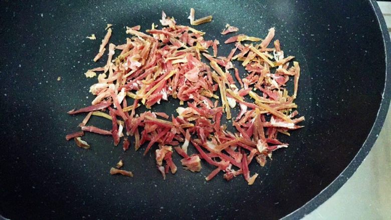 金华火腿伍仁月(木糖醇版),火腿切丝
其实用手撕成丝口感最好,
🤣但我试过了,手撕很痛啊~
所以还是刀切吧
切得细一点,没关系的
中火热锅,放火腿丝下去翻炒,转小火