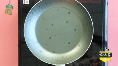 蛋香饭团,平底锅刷油,开小火,煎成薄薄的鸡蛋饼。