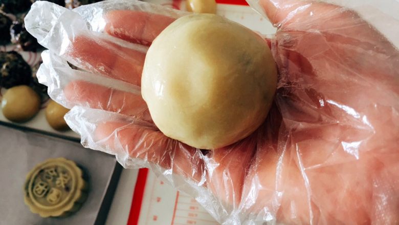 金华火腿伍仁月(木糖醇版),基本上饼皮能均匀的包住馅