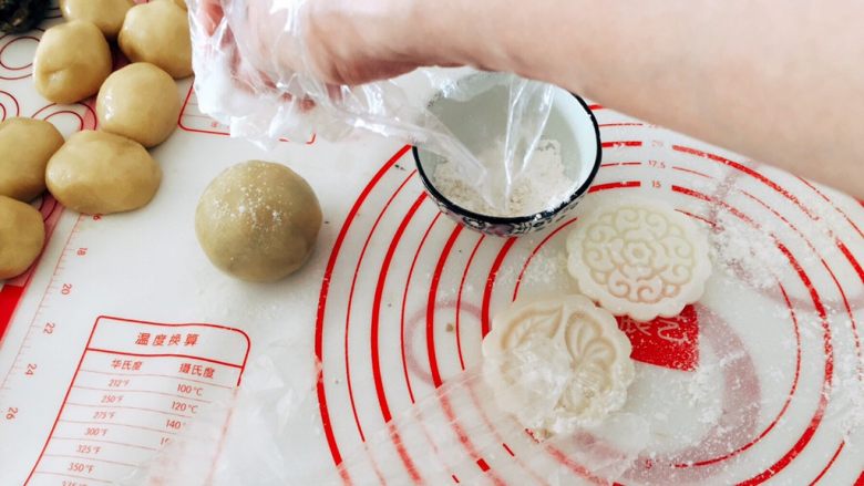 金华火腿伍仁月(木糖醇版),在饼胚上撒些粉
