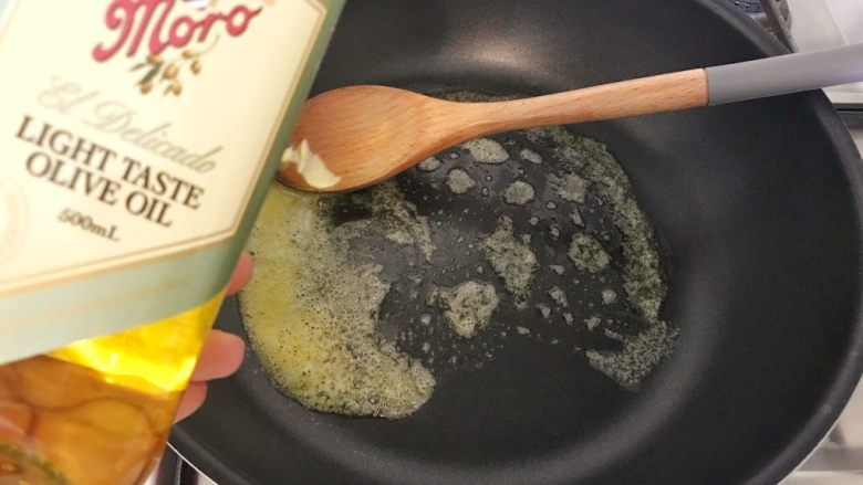 无肉不欢+红酒煨小红肠,再加少许橄榄油,