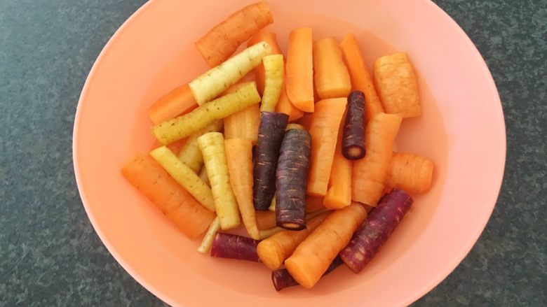 无肉不欢+红酒煨小红肠,装盘备用,