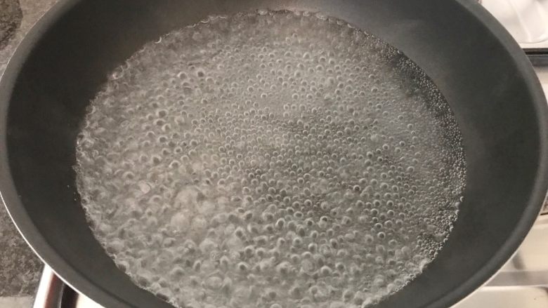 无肉不欢+红酒煨小红肠,大火烧开一些水,