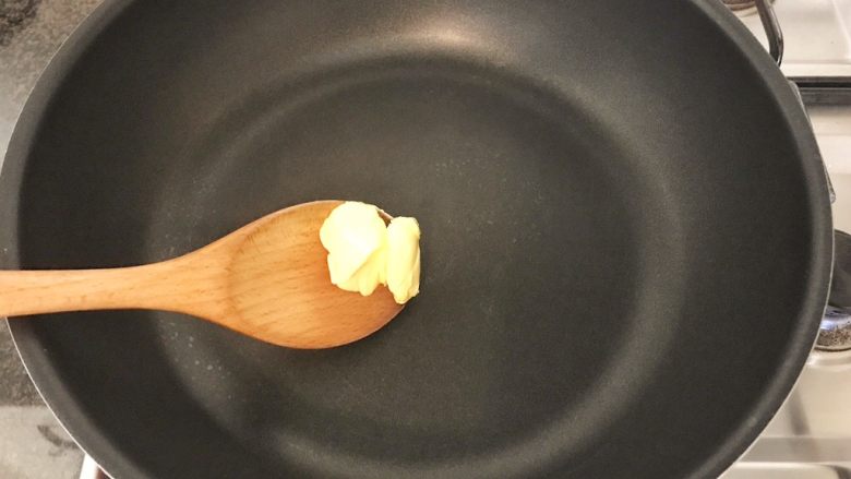 无肉不欢+红酒煨小红肠,将炒锅洗干净,开小火加入黄油之软化,