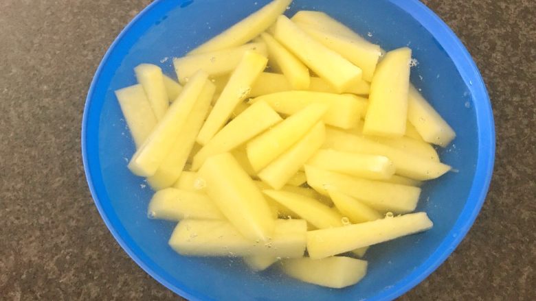 无肉不欢+红酒煨小红肠,泡在水里备用,
