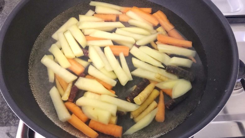 无肉不欢+红酒煨小红肠,将土豆和胡萝卜掉一下水,土豆微微变透明,就可以捞出沥干水分,
