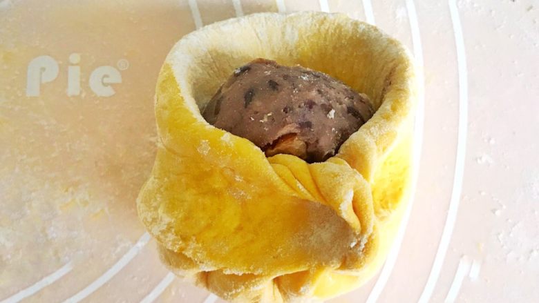 金灿灿的黄金南瓜豆沙馒头,像包包子一样,包起来