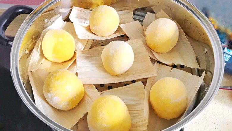金灿灿的黄金南瓜豆沙馒头,锅里加冷水后,装入馒头,盖上锅盖,醒发20分钟左右,这就是二发了